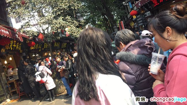 游客排隊購買重慶陳麻花 游客排隊購買重慶陳麻花